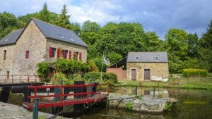 Bretaña recupera para el turismo las antiguas casas de las esclusas