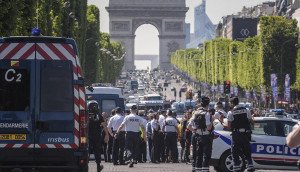 Atentado en París: un hombre lanza su vehículo contra un furgón policial