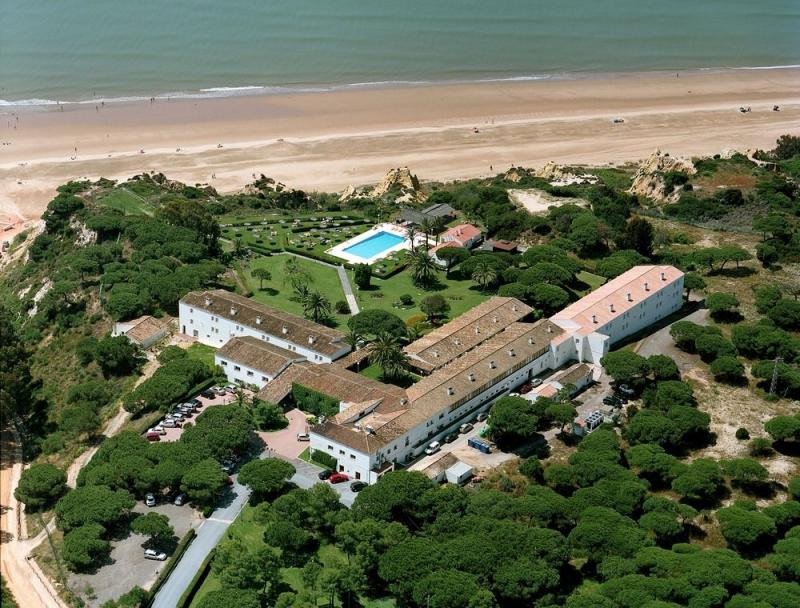 El Parador de Mazagón se encuentra en pleno Parque Natural de Doñana, frente al océano y rodeado de playas.