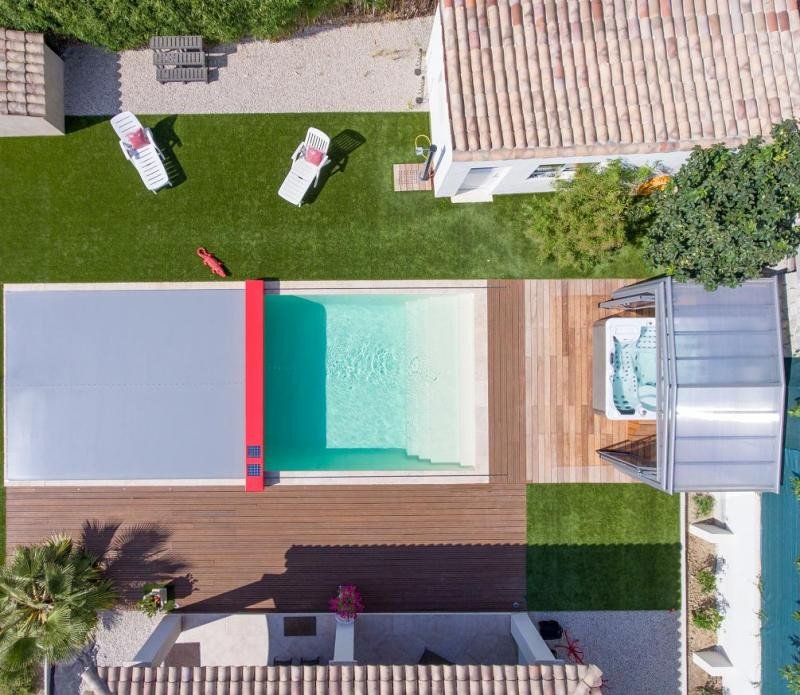 Los diseños motorizados de las cubiertas de piscina de Abrisud están alimentados por energía fotovoltaica para potenciar la sostenibilidad.