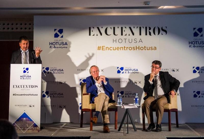 De izq. a dcha, Amancio López, Josep Piqué y Álvaro Nadal, durante su intervención en los Encuentros Hotusa.