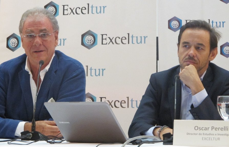 El vicepresidente ejecutivo de Exceltur, José Luis Zoreda, y el director de estudios, Óscar Perelli, durante la rueda de prensa.