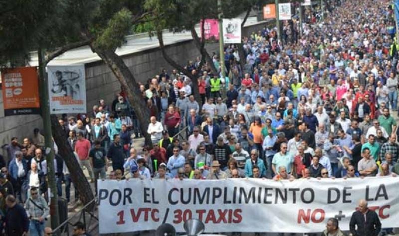 Los taxistas harán huelga en Madrid y protestas en Barcelona este jueves (Foto de archivo, de anteriores protestas)