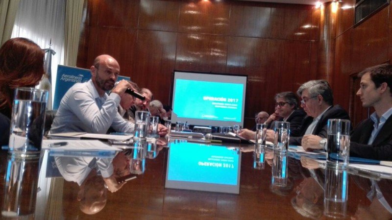 Conferencia de prensa en el Ministerio de Transporte, con la presencia de Guillermo Dietrich.
