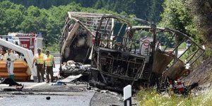 El incendio de un autocar tras un choque deja 18 muertos en Alemania