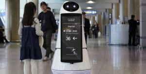 Robots en aeropuertos: atienden al público, limpian, aparcan coches