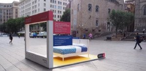 Barcelona instala camas en la calle contra los pisos turísticos ilegales