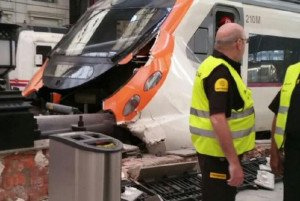 El choque de un tren de Cercanías de Barcelona deja 40 heridos, uno grave