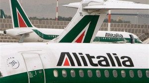 Los administradores de Alitalia evalúan ofertas, cinco de otras aerolíneas 