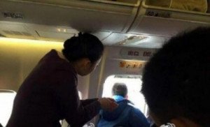 Pasajero intenta abrir la puerta de un avión y azafata lo lastima con una botella