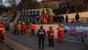 Al menos 8 muertos al volcar bus turístico en Lima