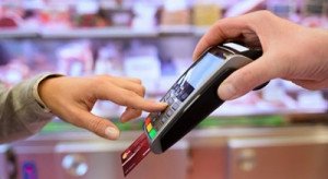 Uruguay baja arancel máximo de tarjetas de débito a pequeños comercios