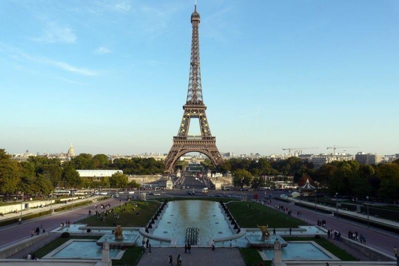 Durante varias noches, la Torre Eiffel de París se ha quedado a oscuras en solidaridad con los atentados de Barcelona y Cambrils.