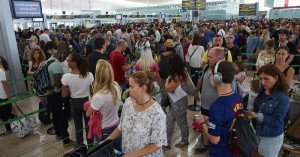 Las aerolíneas piden una solución urgente a las colas en El Prat