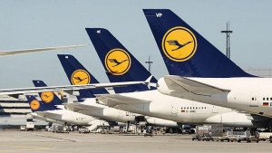Lufthansa mejora la nota de su deuda y sale del bono basura para Moody's