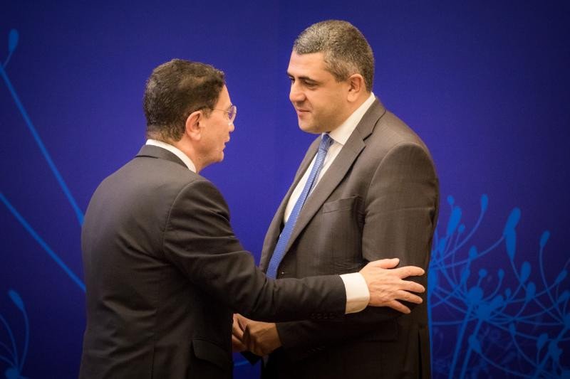 Taleb Rifai charla con  Zurab Pololikashvili durante la asamblea general de la OMT que se ha celebrado en Chengdú, China. 