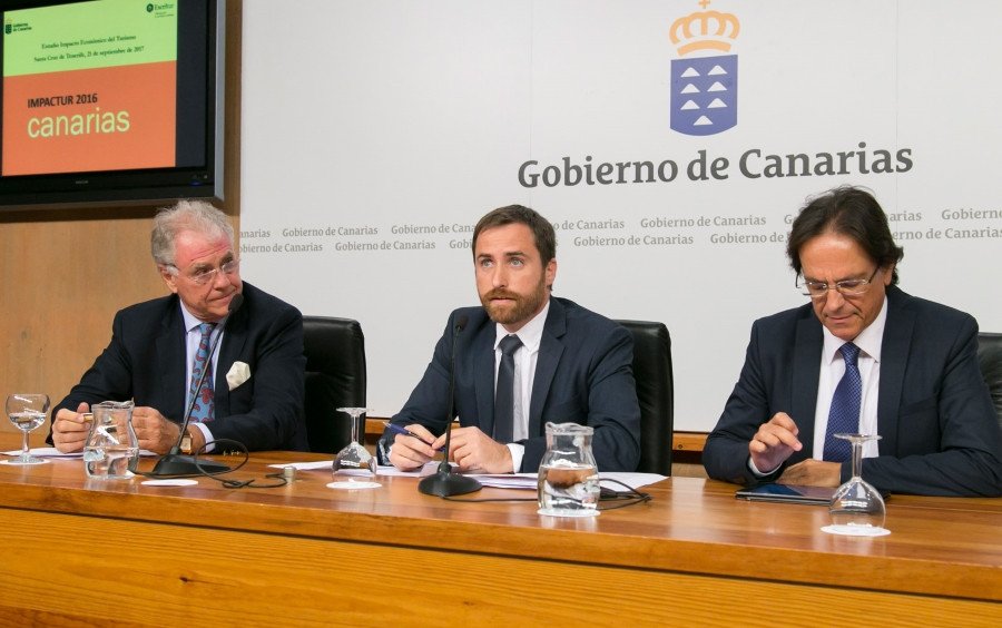 El consejero de Turismo canario, Isaac Castellano, que participó ayer en la presentación del estudio junto al vicepresidente de Exceltur, José Luis Zoreda. 