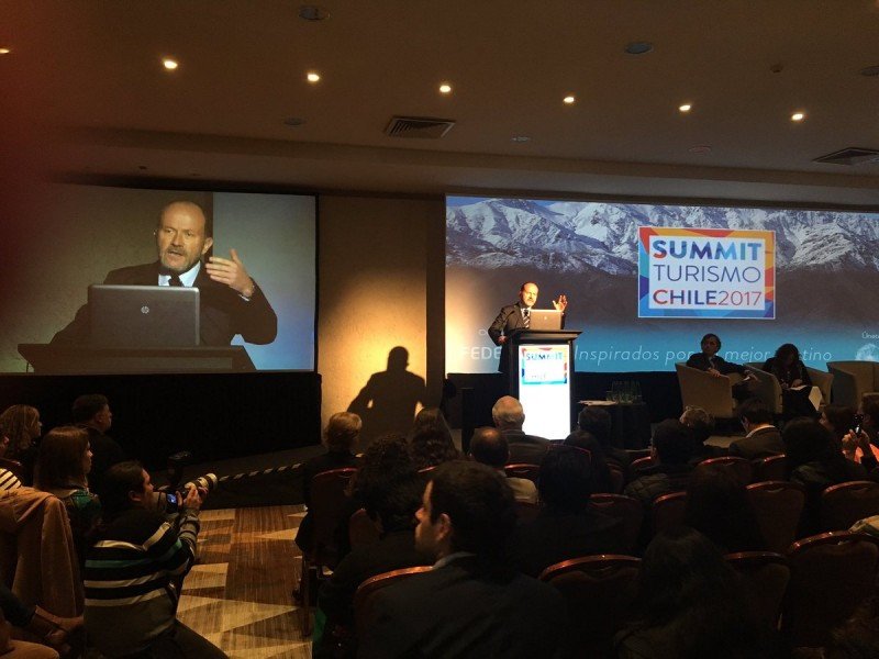 Ignacio Cueto exponiendo en el Summit Turismo Chile 2017. Foto: Fedetur.