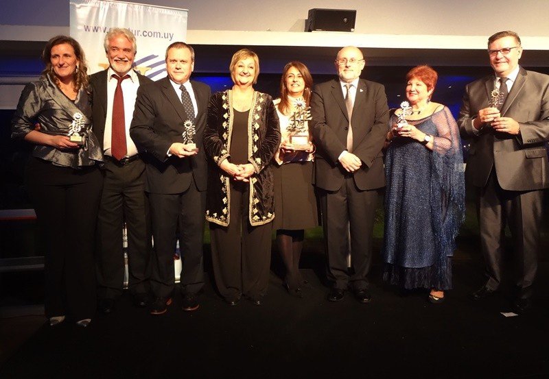 Todos los premiados de la noche junto a Juan Martínez, Liliam Kechichian y el presidente de Anetra, Walter Sosa. Fotos: J. Lyonnet (4) 