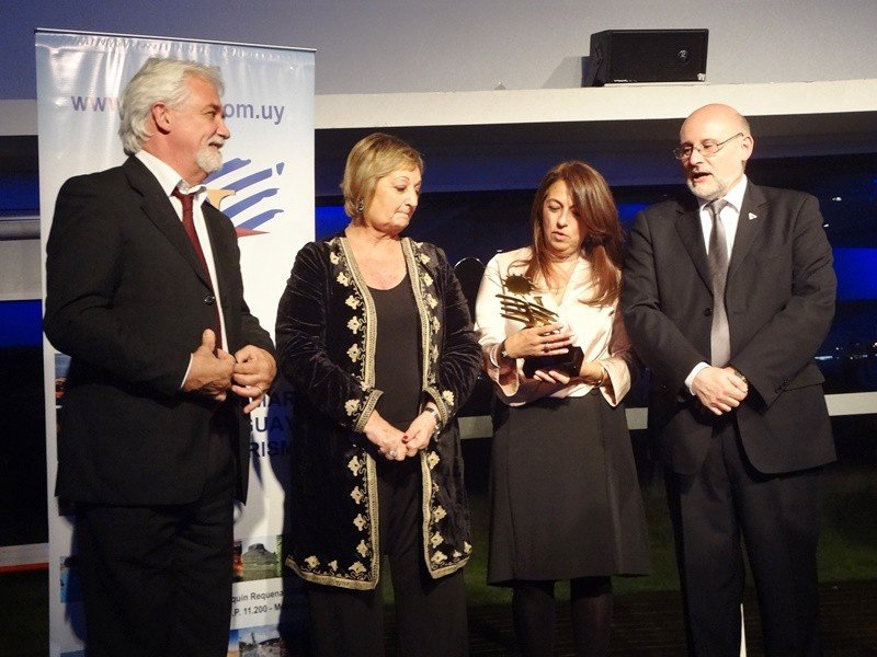 Claudia Sánchez recibió el principal premio de la noche en nombre de su padre.