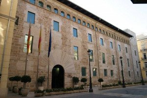 El Parlamento valenciano allana el camino a la tasa turística