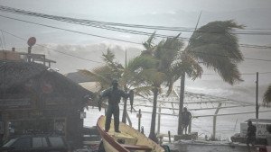 México ofrece sacar de Baja California a 20.000 turistas varados por tormenta