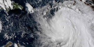 Huracán María, ya degradado a categoría 4, toca suelo puertorriqueño