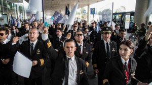 Anuncian supervisión de tarifas aéreas en Colombia ante paro en Avianca