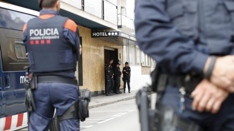 El cordón policial dispuesto en torno a los hoteles ha 'calmado' un poco la situación. Foto: Efe.
