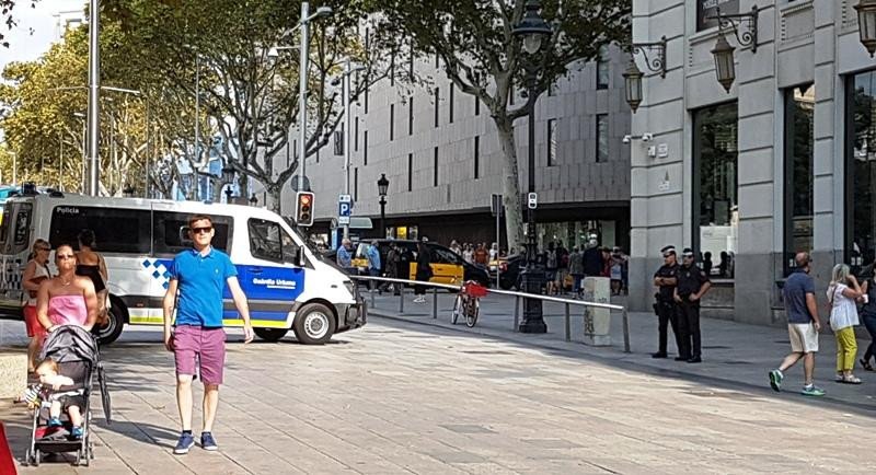 Una furgoneta policial en la calle peatonal Portal de l'Àngel de Barcelona, el pasado 21 de septiembre, situada estratégicamente para bloquear el paso a vehículos a motor que pudieran usarse para ataques terroristas.