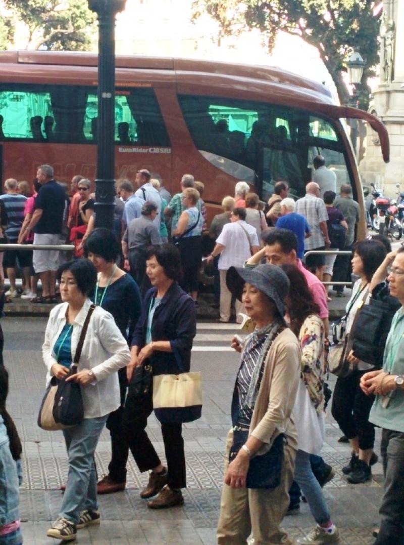 Un grupo de turistas asiáticos en Barcelona.