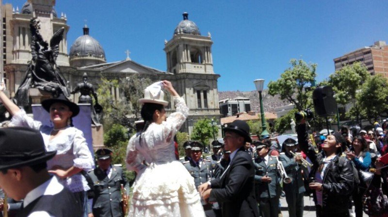 La ministra de Culturas bailando la cueca. Foto: @CulturasBolivia 