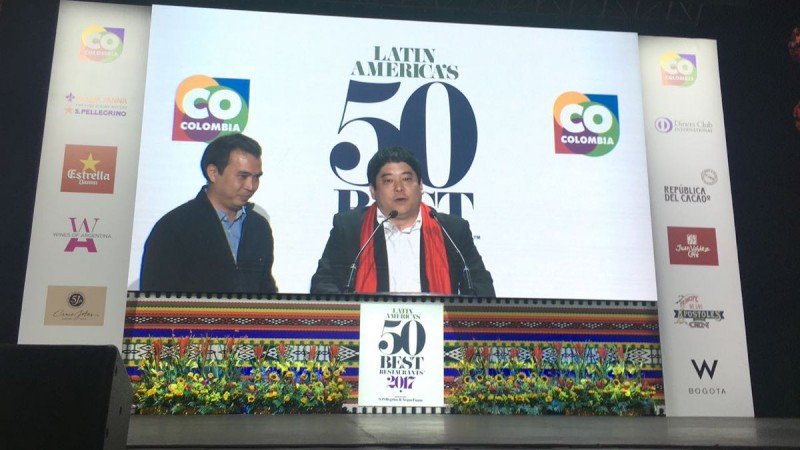 Mitsuharu Tsumura, de Maido, recibe el premio al Mejor Restaurante de América Latina.