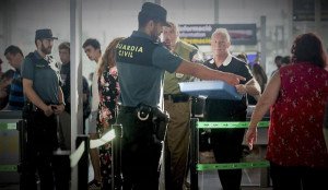 La Guardia Civil custodia el control del Aeropuerto de Barcelona-El Prat