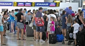 Ryanair frena su nueva política de equipaje
