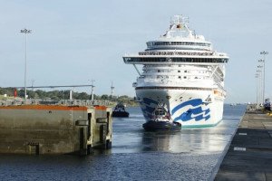 Primer crucero neopanamax cruza las nuevas esclusas del Canal de Panamá