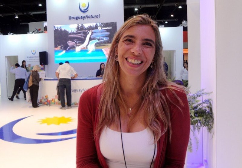 Ana Claudia Caram, directora de Turismo de la Intendencia de Rocha, en el pabellón de Uruguay en la FIT 2017.