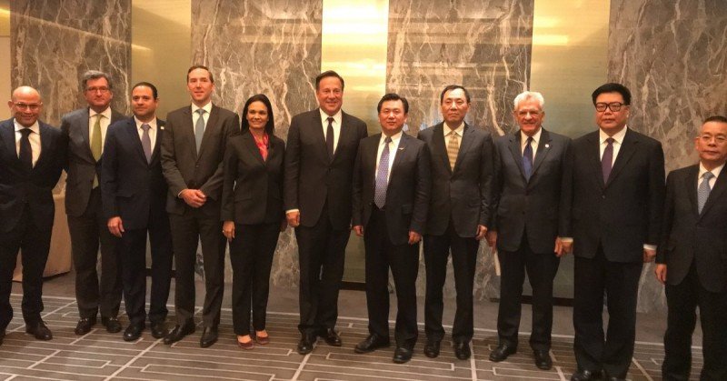 Delegaciones del gobierno de Panamá y de Air China en el anuncio en Pekín.