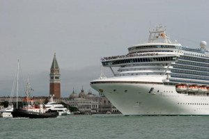 La nueva restricción para los cruceros en Venecia no convence