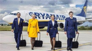 Los tripulantes de cabina de Ryanair la denuncian por fraude  