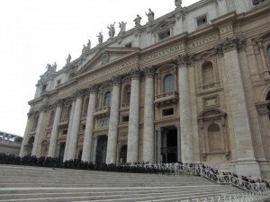 China multa a dos agencias de viajes por ofrecer tours al Vaticano