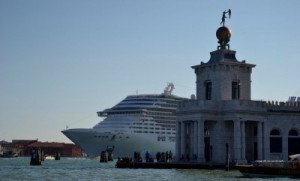 Italia aprueba un plan para alejar los cruceros de Venecia