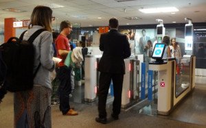 Aeropuerto de Carrasco: uno de cada cinco pasajeros hace migración automática