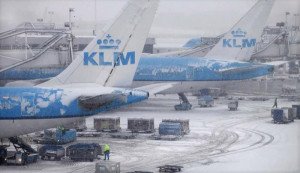 En alerta los aeropuertos de Bruselas, Ámsterdam y Eindhoven por la nieve