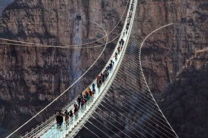 China inaugura el puente de cristal más largo del mundo
