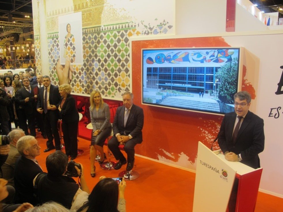 El ministro de Turismo, Álvaro Nadal, anunció el acuerdo en el stand de Turespaña en Fitur.