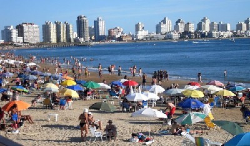 Turistas 'desbordan' el alojamiento en los balnearios de la costa uruguaya