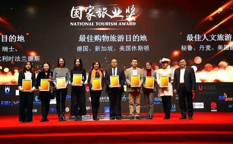 Entrega de la distinción a representantes peruanos en China. Foto: Portal de Turismo de Perú.