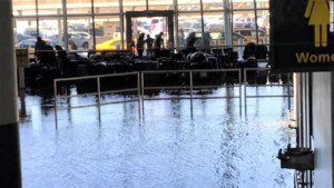Aeropuerto New York-JFK: a la nevada se suma una inundación