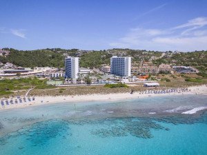 Meliá accede a rebajar la altura de los hoteles de Son Bou, en Menorca